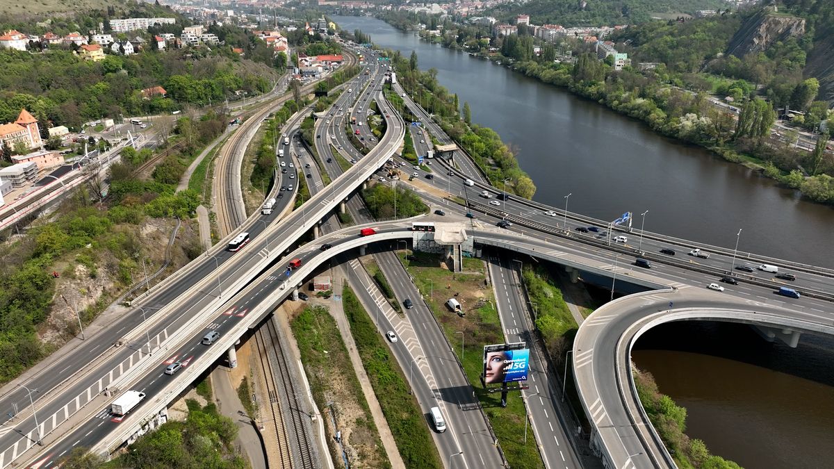 Letošní opravy Barrandovského mostu skončí do konce prázdnin, věří Hřib